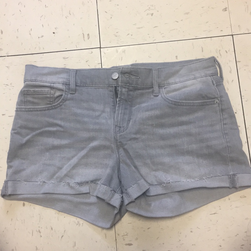 Gray boyfriend shorts.